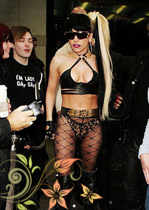 Lady Gaga穿鱼网袜现身多伦多街头拍mv